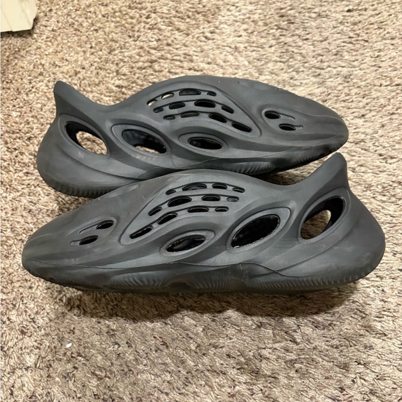 Yeezy Foam Runners ‘Onyx’ - Picture 5 of 5